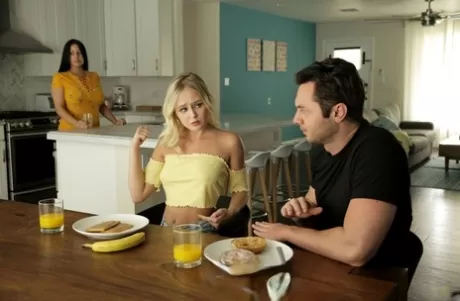 Молодая блондинка Наталья Куин делает голое селфи, соблазняя своего сводного брата картинка 3