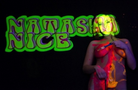 Соло-девушка Наташа Найс играет со своими большими сиськами под черным освещением картинка 9