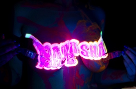 Соло-девушка Наташа Найс играет со своими большими сиськами под черным освещением картинка 11