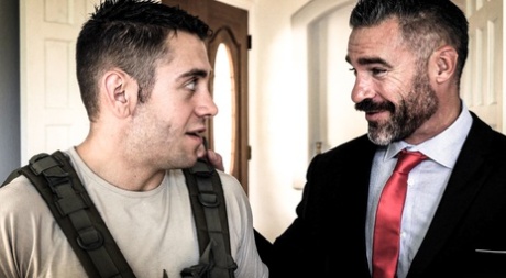 Грудастая молоденькая Наташа Найс участвует в жестком сексе сразу с двумя мужчинами картинка 3