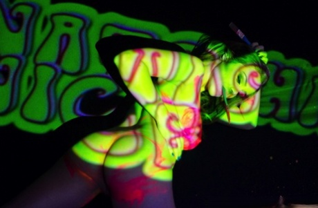 Соло-девушка Наташа Найс играет со своими большими сиськами под черным освещением картинка 6