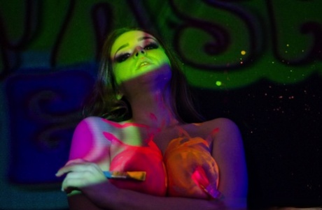 Соло-девушка Наташа Найс играет со своими большими сиськами под черным освещением картинка 3