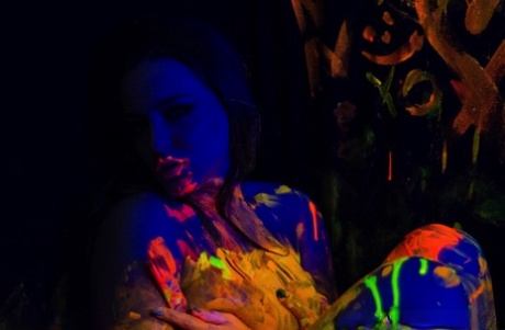 Соло-девушка Наташа Найс играет со своими большими сиськами под черным освещением картинка 16