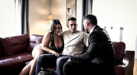 Грудастая молоденькая Наташа Найс участвует в жестком сексе сразу с двумя мужчинами картинка 7