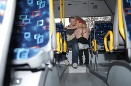 Похотливую блондинку засняли на видео вуайериста, когда она сосет и трахается с твердым членом картинка 2