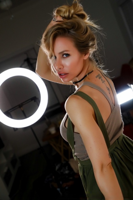 Грязная блондинка Николь Энистон обнажает большие сиськи, стоя на коленях на своей кровати картинка 3