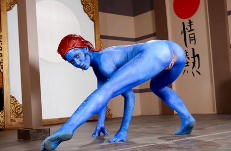 Рыжеволосая фетишистка Николь Энистон выставляет напоказ большие голые сиськи в краске для тела картинка 9