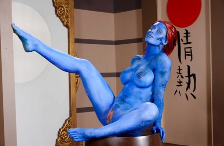 Рыжеволосая фетишистка Николь Энистон выставляет напоказ большие голые сиськи в краске для тела картинка 12