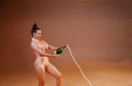 Чувственная милфа Никки Бенц пьет шампанское, как порнозвезда! картинка 5