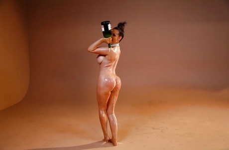 Чувственная милфа Никки Бенц пьет шампанское, как порнозвезда! картинка 9