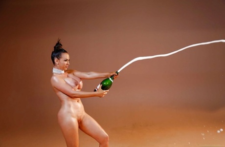 Чувственная милфа Никки Бенц пьет шампанское, как порнозвезда! картинка 4