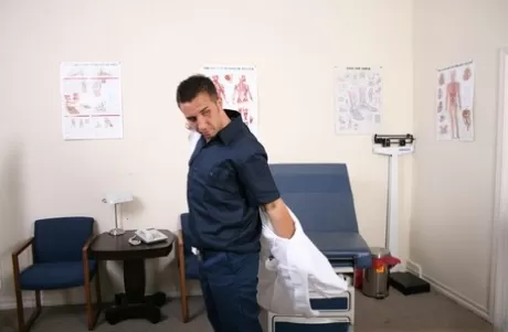 Милфу с большим сиськастым членом Nikki Sexx ласкает пальцами и трахает ее врач картинка 2