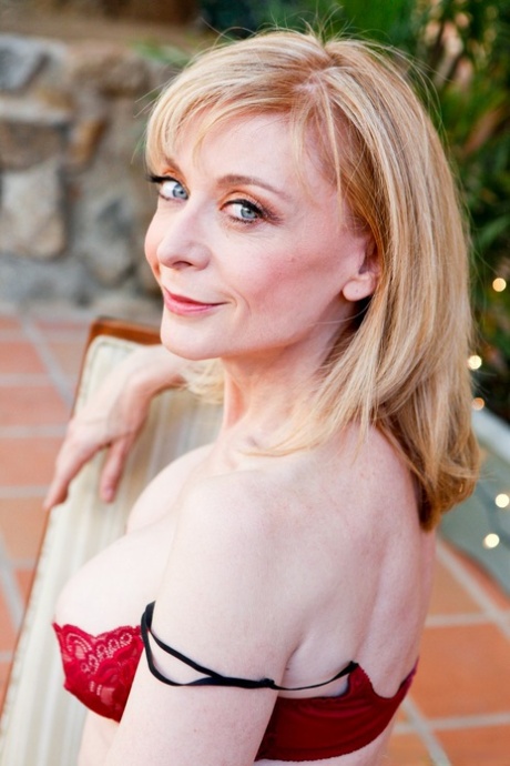 Зрелая женщина Нина Хартли и ее любовница-лесбиянка Сара Стоун модель в нижнем белье картинка 15