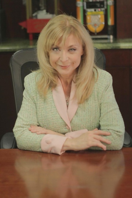 Зрелая блондинка Нина Хартли показывает свои большие сиськи в чулках картинка 4