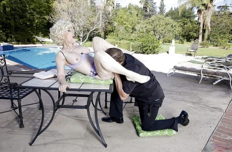 Пышногрудая порнозвезда в возрасте Нина Хартли вылизывает свою бабушкину киску на открытом воздухе картинка 2