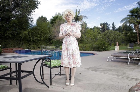 Зрелая порнозвезда Нина Хартли позирует на открытом воздухе в подвязках и нейлоновых чулках картинка 2