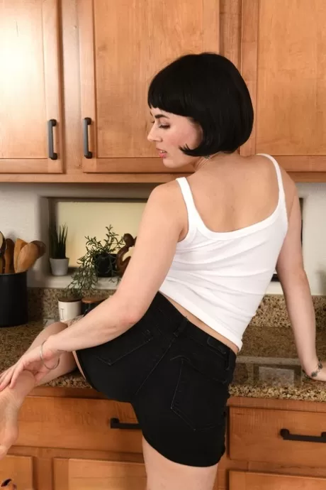 Темноволосая милфа Олив Гласс раздвигает свою киску после того, как обнажает свои идеальные сиськи картинка 3