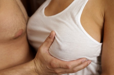 Горячая блондинка Оливия Остин смазывает спермой большие сиськи после траха картинка 6