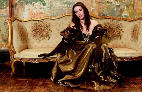 Порнозвезда Пейдж Тернах позволяет своему длинному платью задираться вверх и прикрывать голую задницу картинка 2