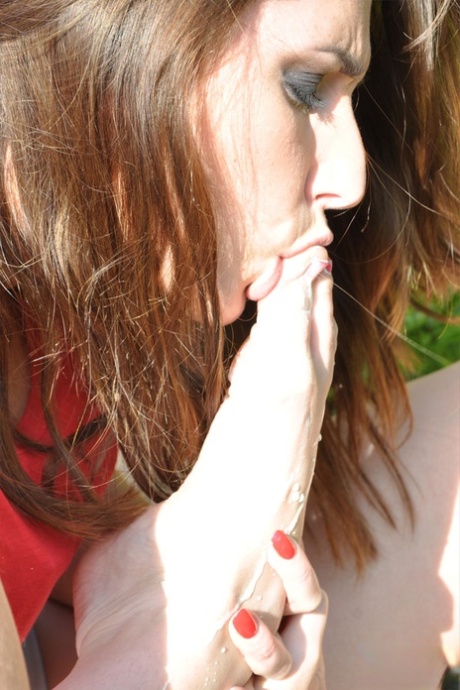 Британка Пиаже Турна лижет и сосет собственные пальцы ног на лужайке картинка 12