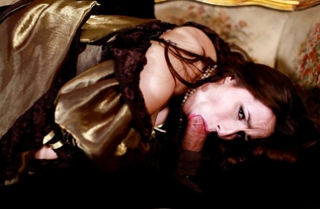 Похотливая брюнетка делает минет и получает жесткий трах картинка 3