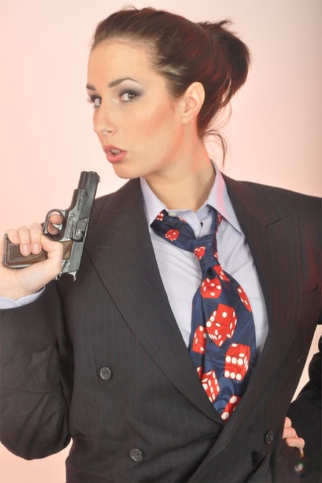 Одетая соло-модель Пейдж Турнах расхаживает в блейзере, размахивая пистолетом картинка 8