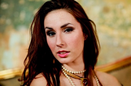 Порнозвезда Пейдж Тернах позволяет своему длинному платью задираться вверх и прикрывать голую задницу картинка 12