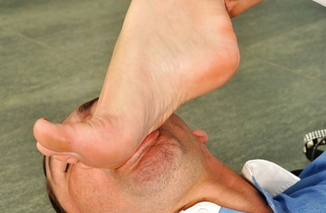 Большая сиськастая Пейдж Турна использует свои ножки, чтобы свести его с ума перед действием картинка 6