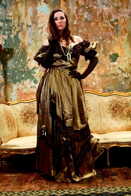 Порнозвезда Пейдж Тернах позволяет своему длинному платью задираться вверх и прикрывать голую задницу картинка 5