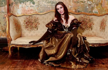 Сексуальная красотка в чулках Пейдж Тернах обнажает свои красивые сиськи и розовую киску картинка 2