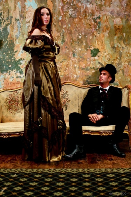 Порнозвезда Пейдж Тернах позволяет своему длинному платью задираться вверх и прикрывать голую задницу картинка 7