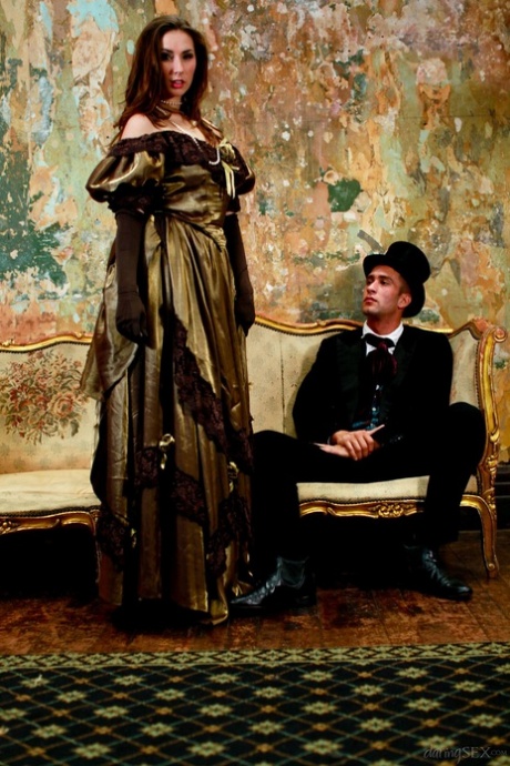 Порнозвезда Пейдж Тернах позволяет своему длинному платью задираться вверх и прикрывать голую задницу картинка 8