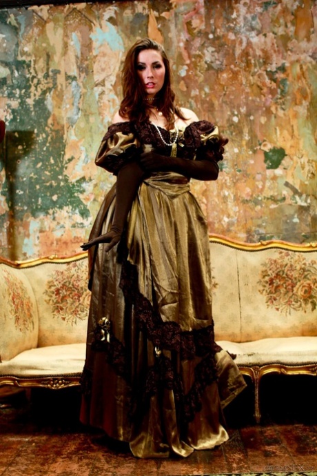 Порнозвезда Пейдж Тернах позволяет своему длинному платью задираться вверх и прикрывать голую задницу картинка 6