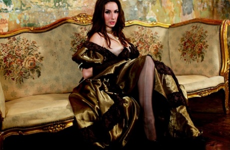 Порнозвезда Пейдж Тернах позволяет своему длинному платью задираться вверх и прикрывать голую задницу картинка 9