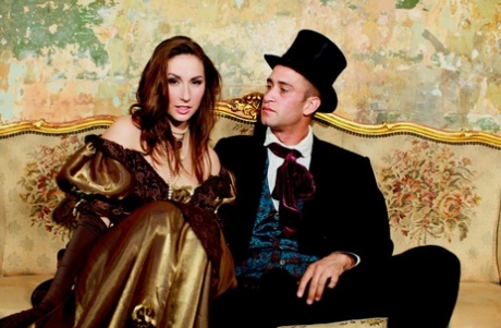 Порнозвезда Пейдж Тернах позволяет своему длинному платью задираться вверх и прикрывать голую задницу картинка 15