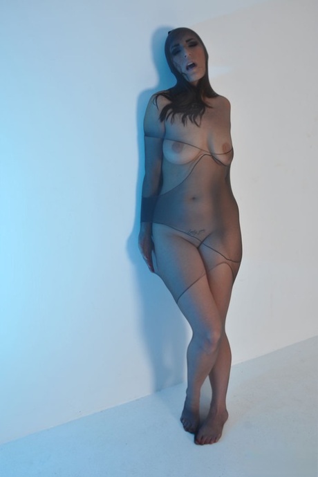 Кудрявая милфа Пейдж Тернах, одетая с головы до ног в колготки, раздвигает киску картинка 3