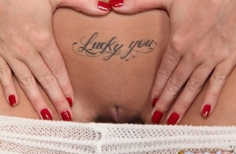 Горячая красотка с бритой щелочкой Пейдж Тернах раздевается и раздвигает свои ножки картинка 10