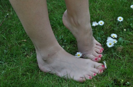 Британка Пиаже Турна лижет и сосет собственные пальцы ног на лужайке картинка 2