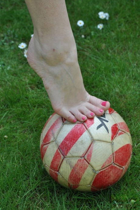 Британка Пиаже Турна лижет и сосет собственные пальцы ног на лужайке картинка 3