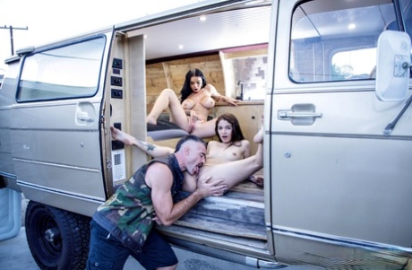 Две девушки-фигуристки занимаются сексом втроем в переоборудованном грузовом фургоне картинка 2