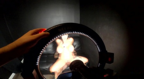 Татуированная пара Саша Инк и Пэйтон Пресли трахаются на диване при плохом освещении картинка 11