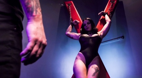 Пейтон Пресли невысокая и стройная, ее горячее маленькое тело покрыто маленькими татуировками картинка 6