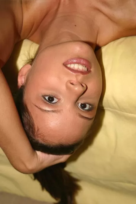 Брюнетка любительница Персиков показывает розовую киску после того, как разделась догола картинка 13