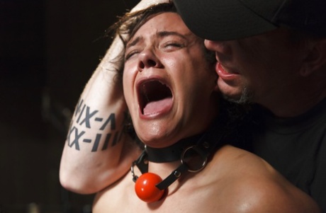 Занудная мамаша Пенни Барбер прикована цепью к полу для болезненной порки ногами картинка 13