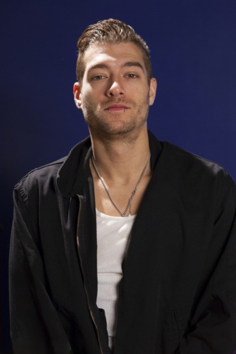 Рабыни с сочными попками занимаются сексом втроем с доминирующим самцом картинка 14