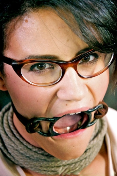 Занудная подросток Пенни Барбер расширяет свои горизонты в качестве добровольной секс-рабыни картинка 13