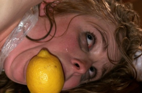 Пенни Пакс полностью опозорена во время публичной групповухи в баре картинка 8