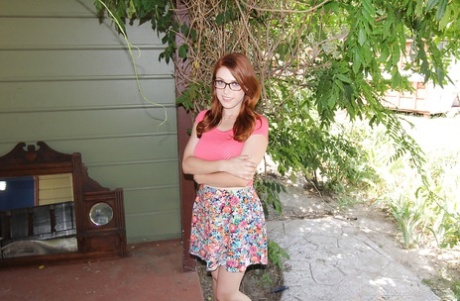 Любительская красотка Пенни Пакс демонстрирует свою сексуальную попку в юбке на открытом воздухе картинка 2