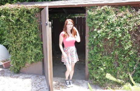 Любительская красотка Пенни Пакс демонстрирует свою сексуальную попку в юбке на открытом воздухе картинка 5