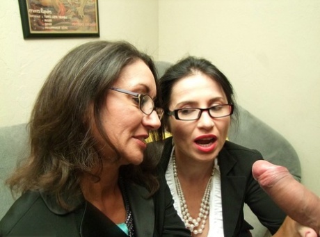 Зрелые женщины Персия Минор и Татьяна Петрова дрочат член в одежде картинка 10